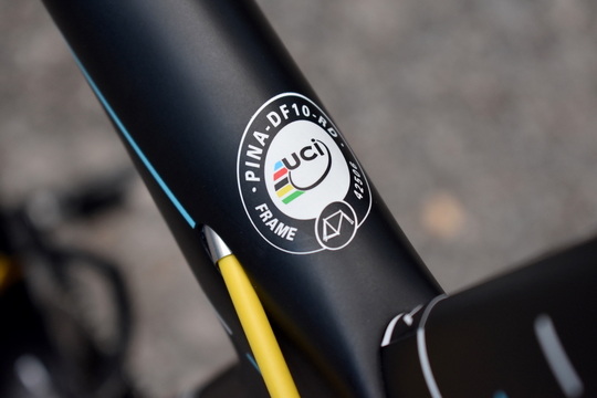Ý nghĩa của tem UCI trên xe đạp đường trường ?