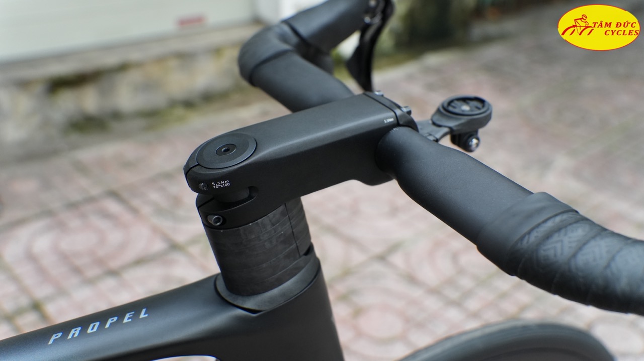 Xe đạp đua GIANT 2024 PROPEL ADV 2
